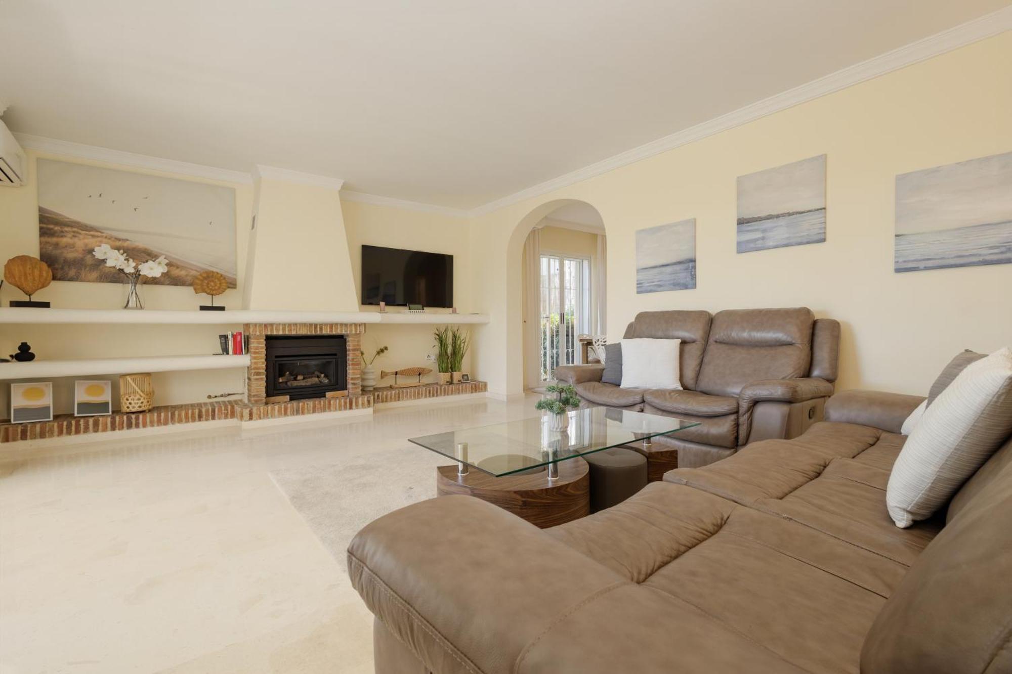 Pina - A Retreat Among Palm Trees, With A Private Pool And Barbecue In Elviria, Villa Marbella