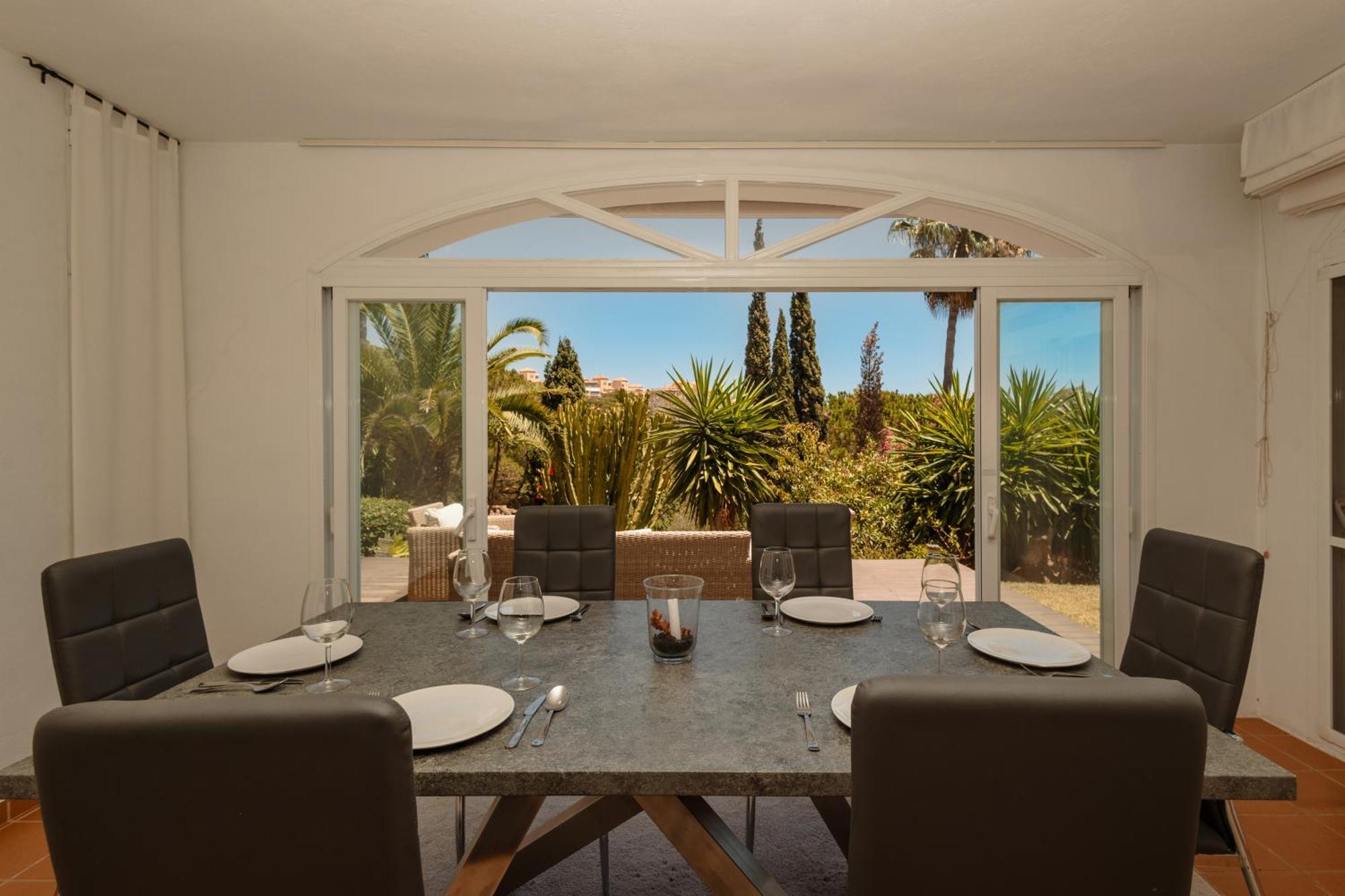 Pina - A Retreat Among Palm Trees, With A Private Pool And Barbecue In Elviria, Villa