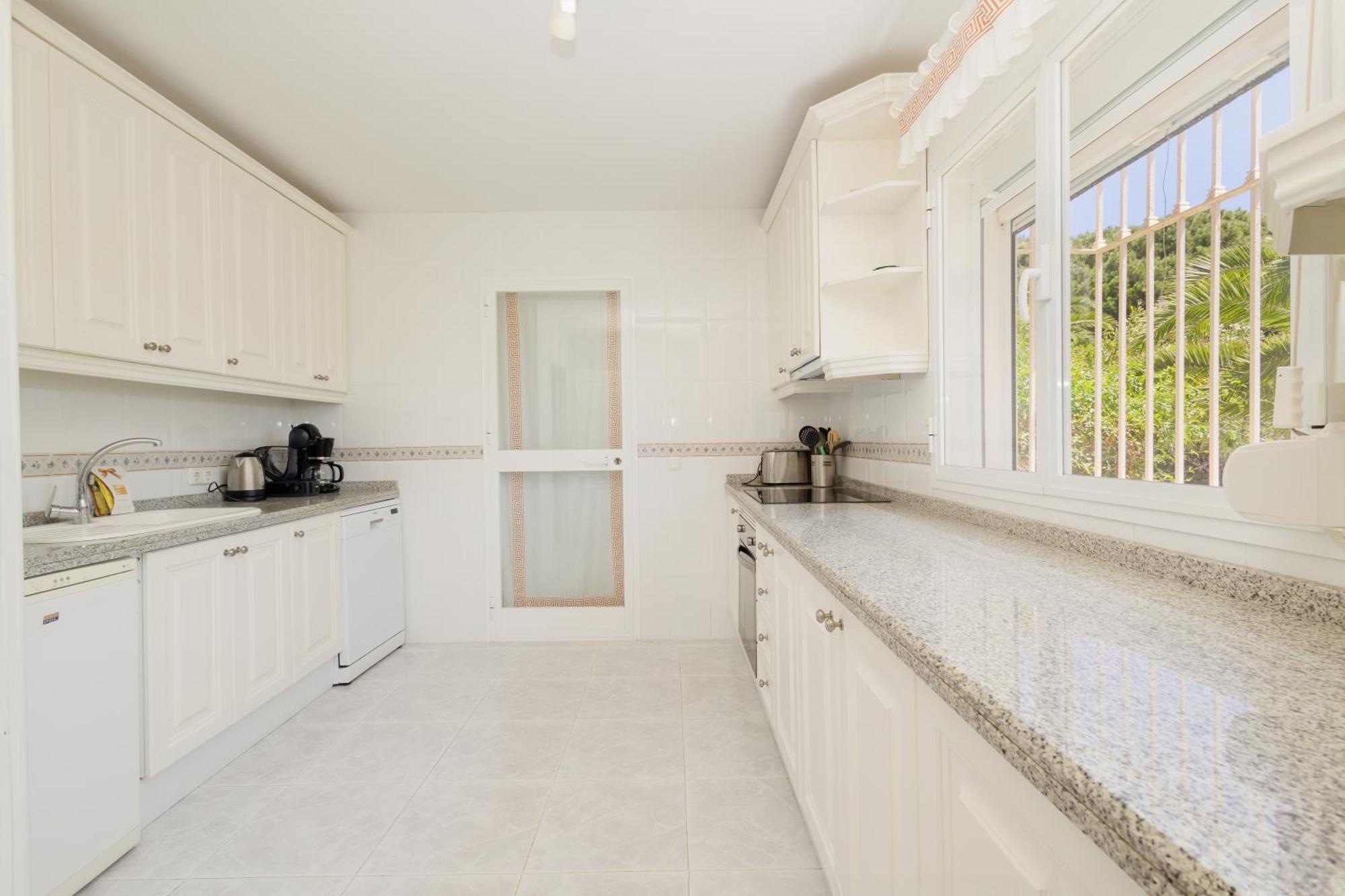 Villa Pina - A Retreat Among Palm Trees, With A Private Pool And Barbecue In Elviria,