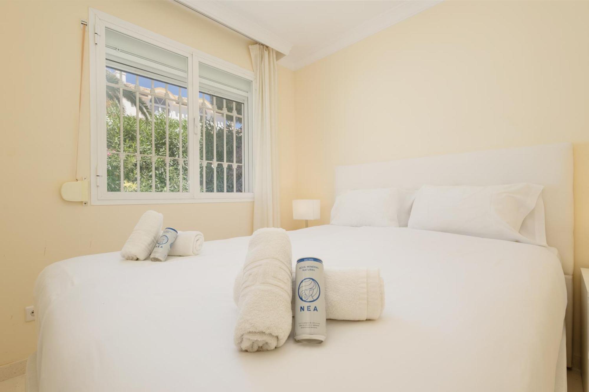 Villa Pina - A Retreat Among Palm Trees, With A Private Pool And Barbecue In Elviria, Marbella