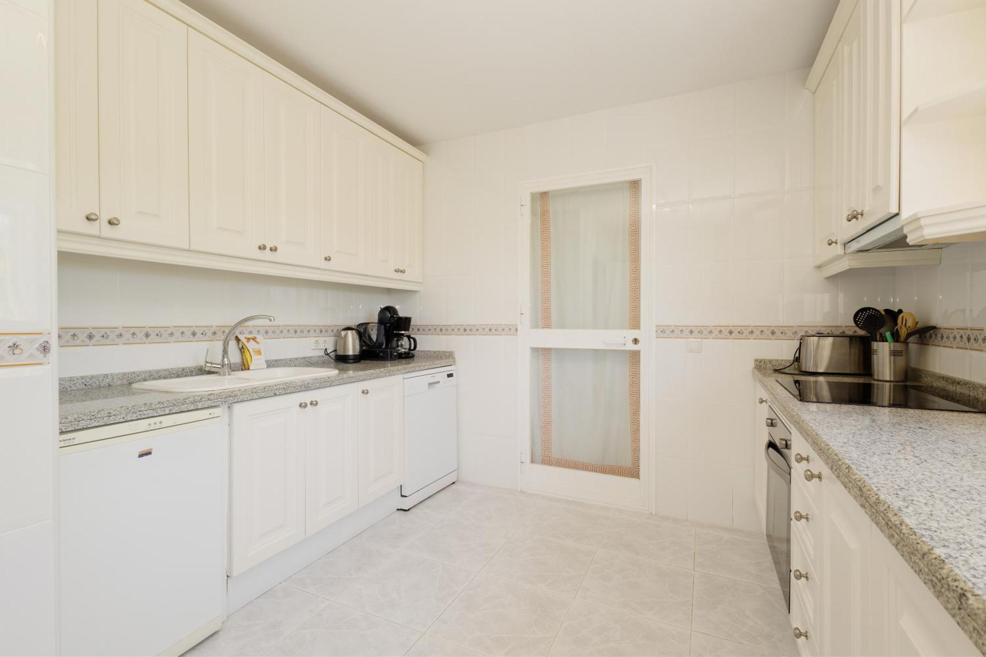 Pina - A Retreat Among Palm Trees, With A Private Pool And Barbecue In Elviria, Marbella