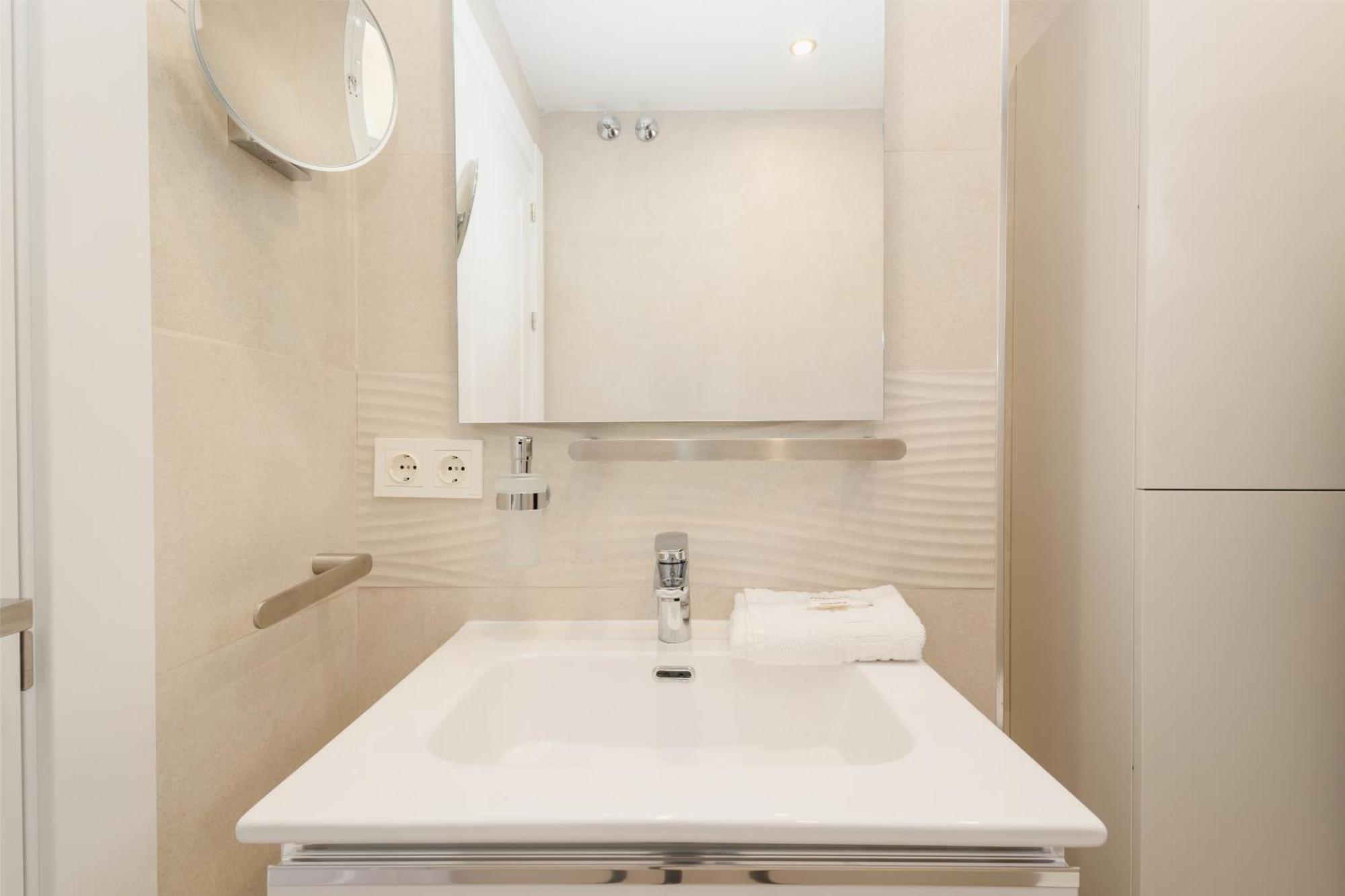 Villa Pina - A Retreat Among Palm Trees, With A Private Pool And Barbecue In Elviria,