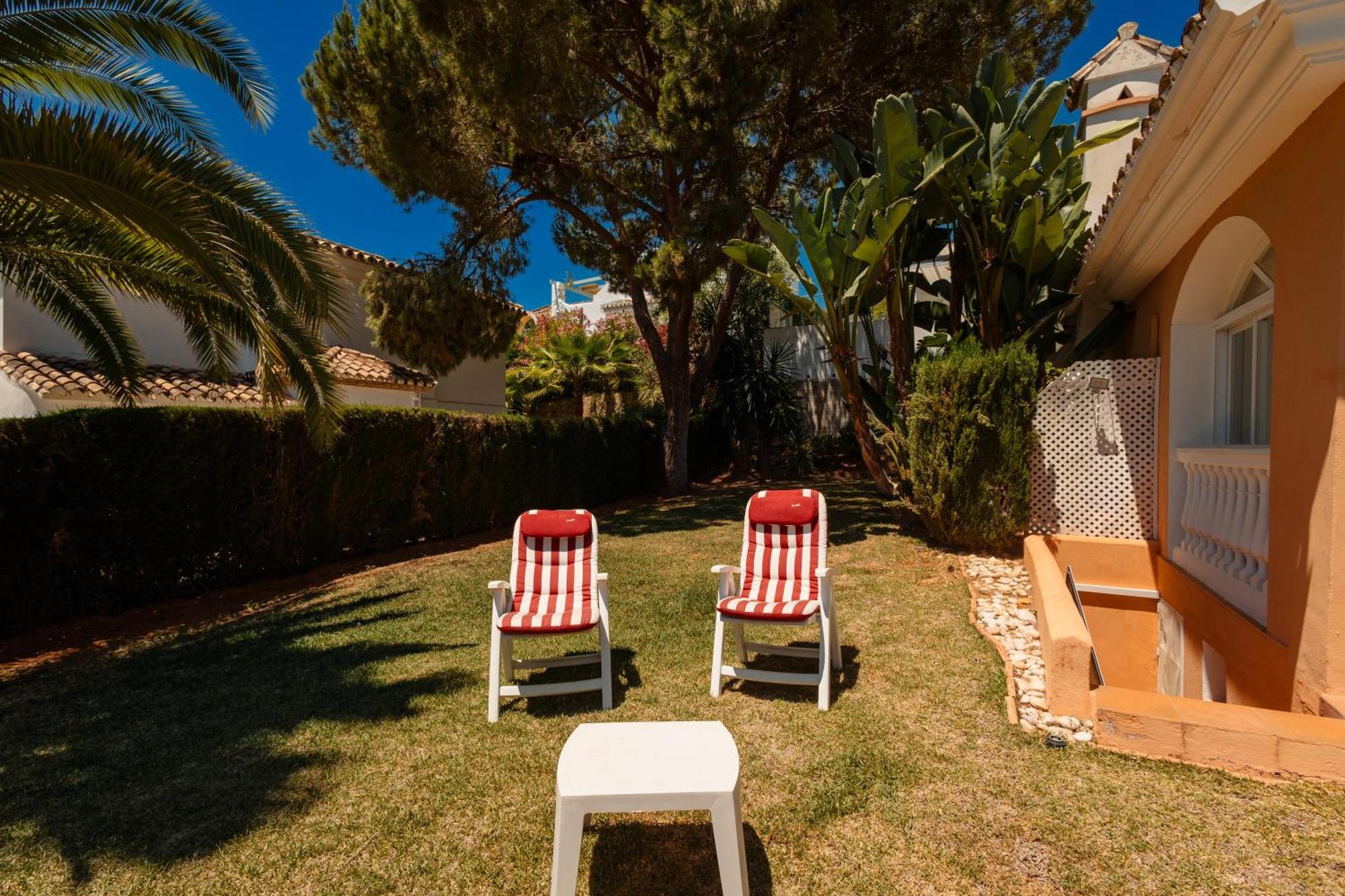 Pina - A Retreat Among Palm Trees, With A Private Pool And Barbecue In Elviria,