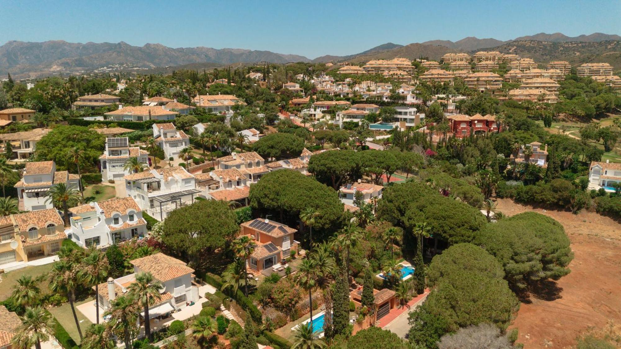 Pina - A Retreat Among Palm Trees, With A Private Pool And Barbecue In Elviria,
