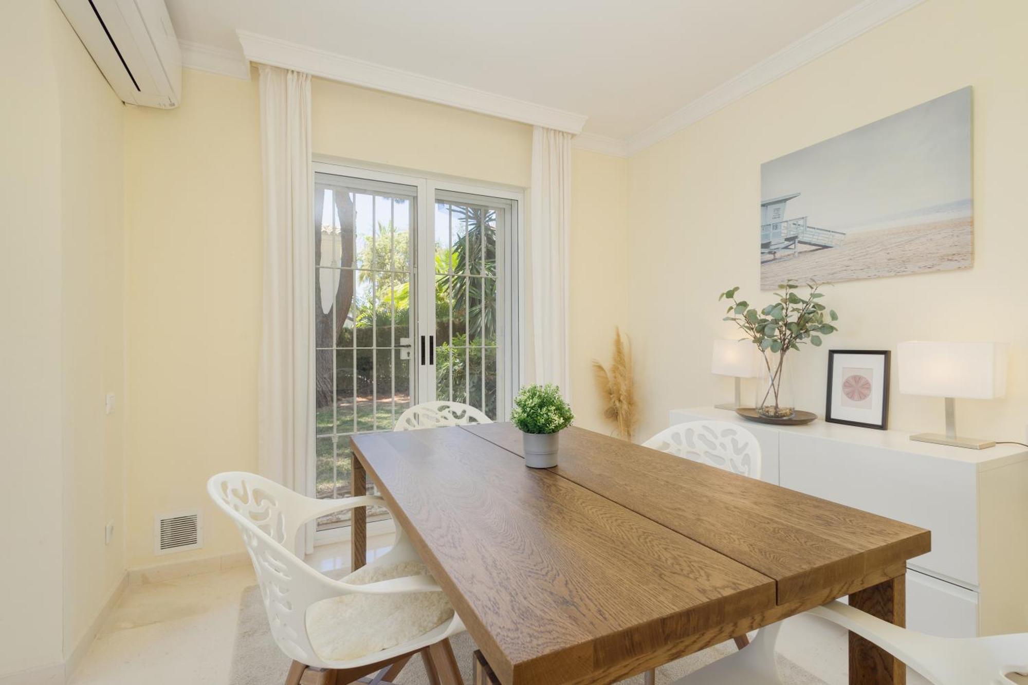 Villa Pina - A Retreat Among Palm Trees, With A Private Pool And Barbecue In Elviria,
