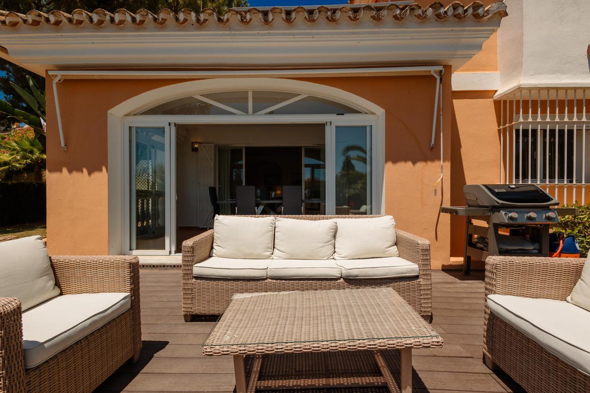 Pina - A Retreat Among Palm Trees, With A Private Pool And Barbecue In Elviria, Villa Marbella