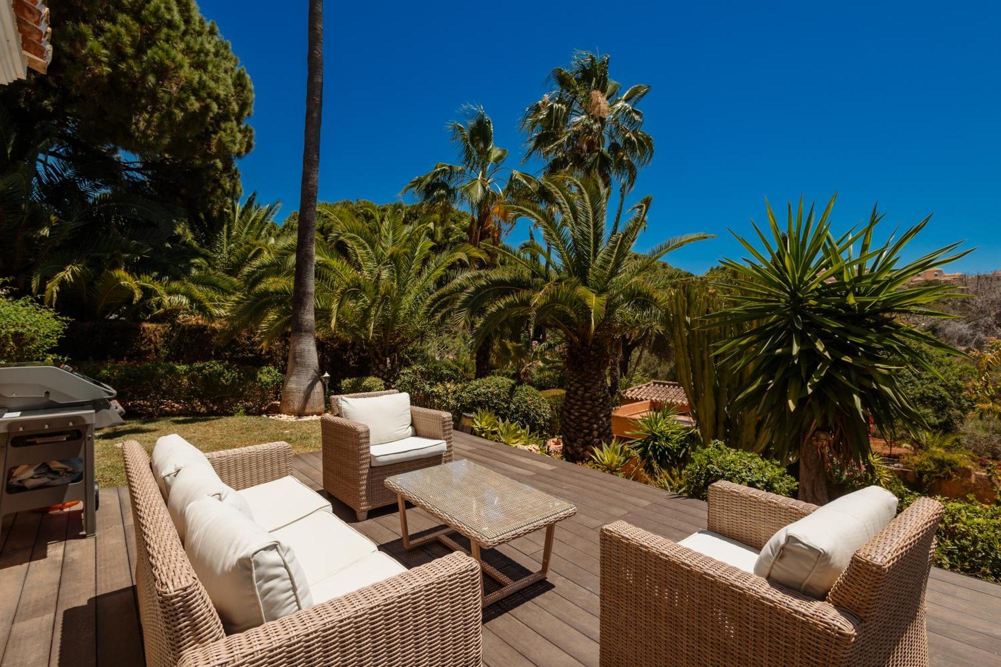Pina - A Retreat Among Palm Trees, With A Private Pool And Barbecue In Elviria, Villa