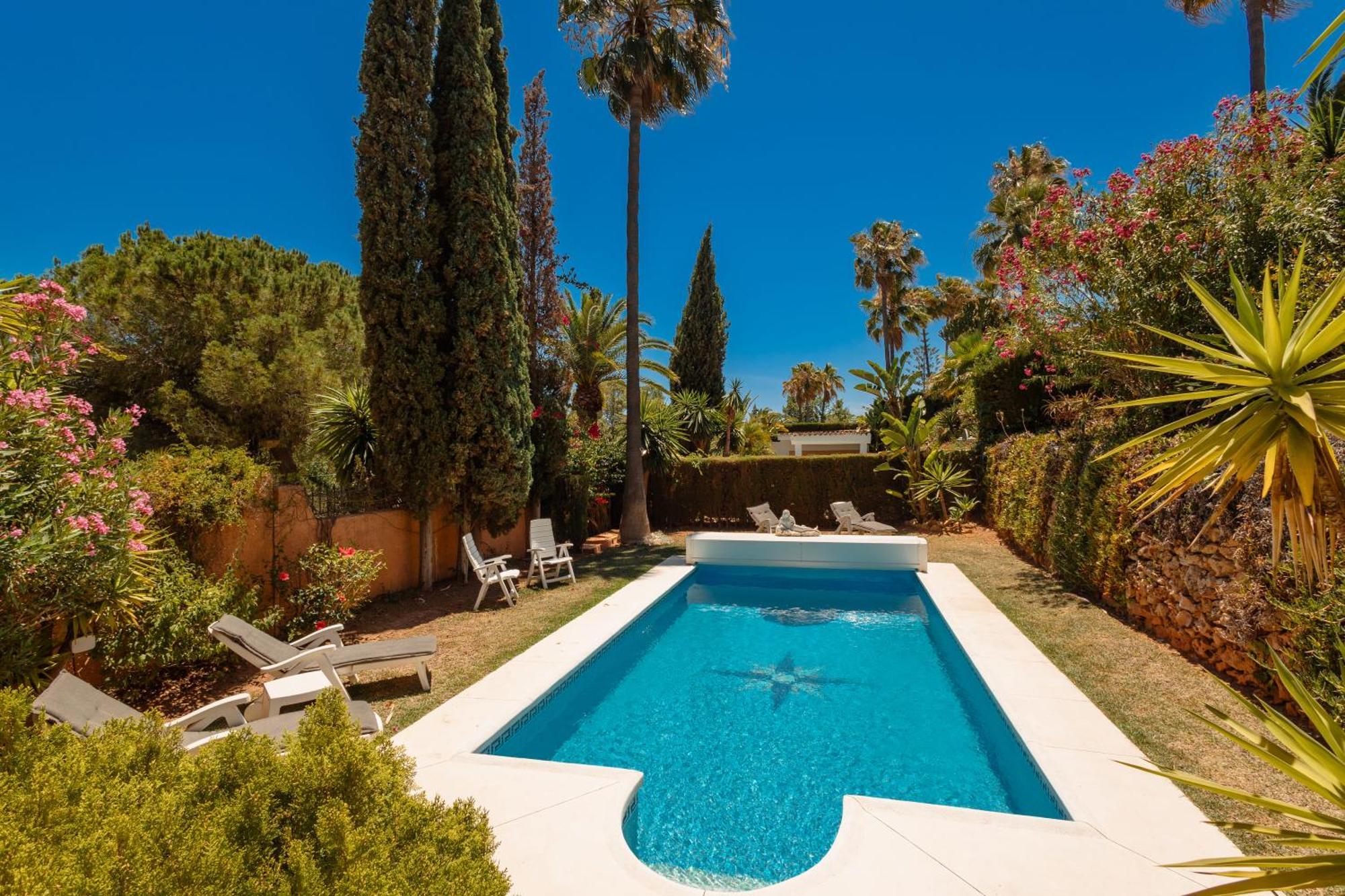 Pina - A Retreat Among Palm Trees, With A Private Pool And Barbecue In Elviria,