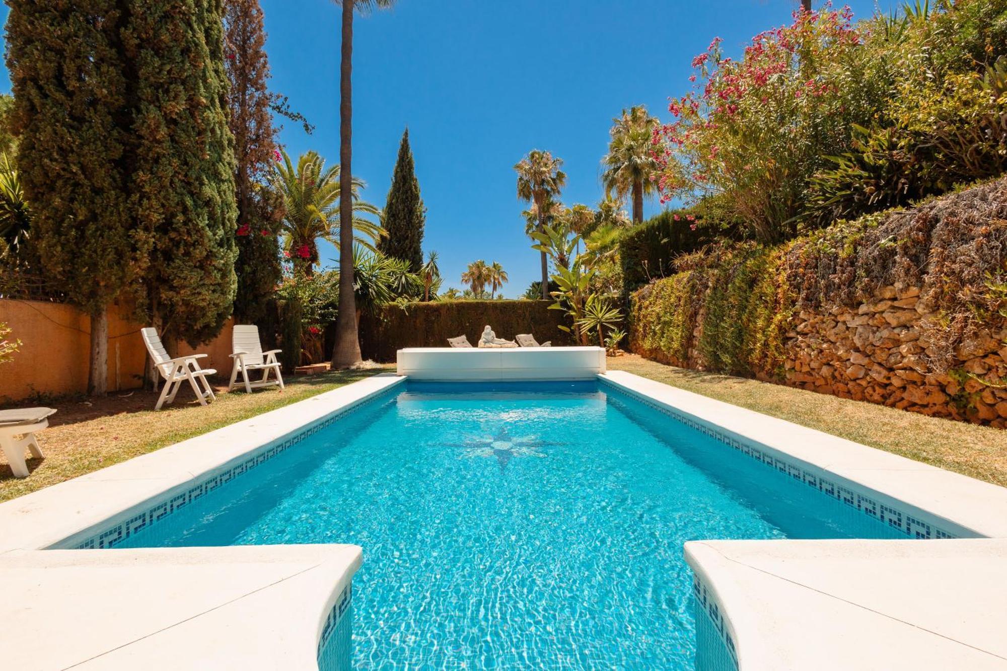 Villa Pina - A Retreat Among Palm Trees, With A Private Pool And Barbecue In Elviria,