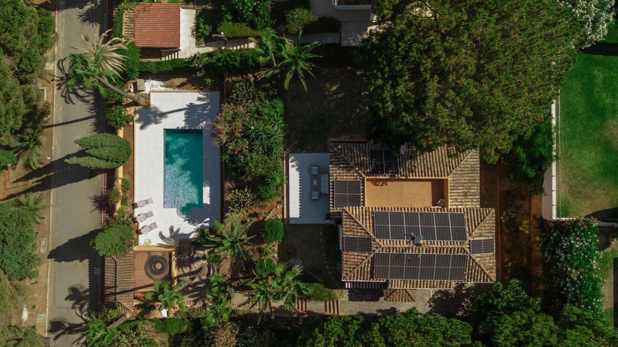 Villa Pina - A Retreat Among Palm Trees, With A Private Pool And Barbecue In Elviria,