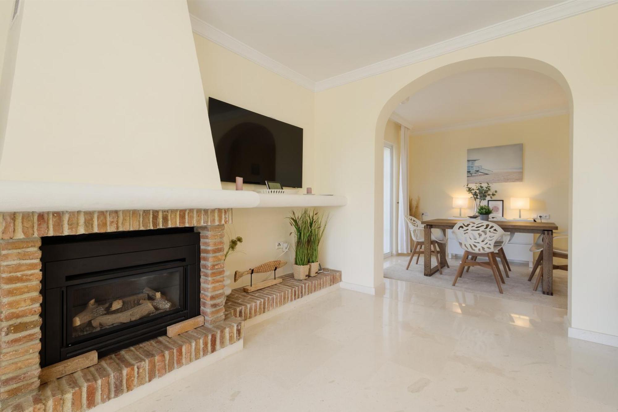 Pina - A Retreat Among Palm Trees, With A Private Pool And Barbecue In Elviria, Villa Marbella