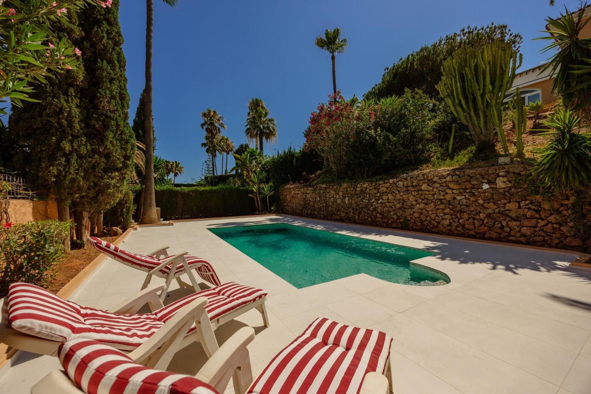 Villa Pina - A Retreat Among Palm Trees, With A Private Pool And Barbecue In Elviria, *